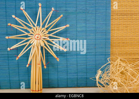 Décoration en bois faits à la main sur fond bleu Banque D'Images