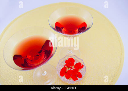 Deux verres remplis de verre rouge Banque D'Images