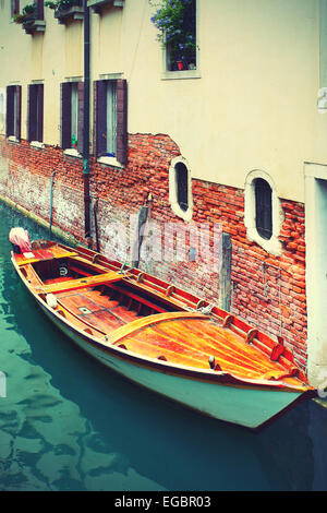 Voile sur le petit canal à Venise, Italie. Image tonique Banque D'Images