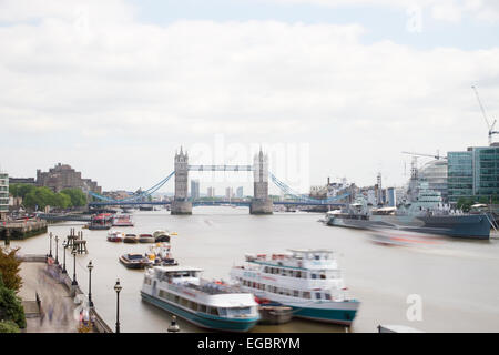 Une longue exposition à l'image jusqu'au Tower Bridge et plus London Place. Banque D'Images