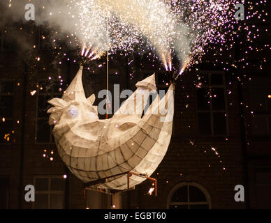 Slaithwaite dans le Yorkshire, UK. 21 Février, 2015. Fireworks comme la lune s'élève dans le canal avant qu'il dirige le défilé lanterne autour du village. C'est le 30e anniversaire de moonraking à Slaithwaite. Crédit : David Preston/Alamy Live News Banque D'Images