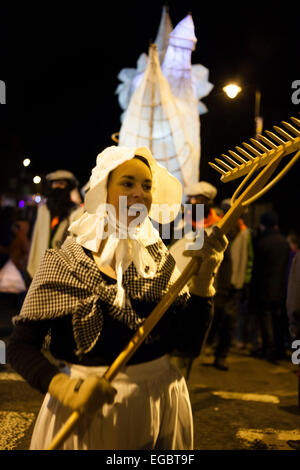 Slaithwaite dans le Yorkshire, UK. 21 Février, 2015. Une femme moonraking dirige le défilé lanterne autour du village. C'est le 30e anniversaire de moonraking à Slaithwaite. Crédit : David Preston/Alamy Live News Banque D'Images