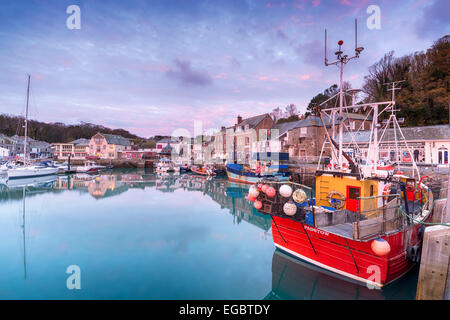 Bateaux de pêche dans le port de Padstow au lever du soleil. Banque D'Images