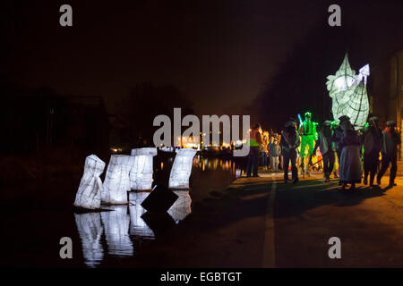 Slaithwaite dans le Yorkshire, UK. 21 Février, 2015. Le défilé passe par lanterne de papier 'Easter Island Chefs' flottant dans le canal. C'est le 30e anniversaire de moonraking à Slaithwaite. Crédit : David Preston/Alamy Live News Banque D'Images