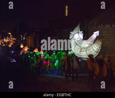 Slaithwaite dans le Yorkshire, UK. 21 Février, 2015. La procession des lanternes sur le thème 'vue' serpente autour du village. C'est le 30e anniversaire de moonraking à Slaithwaite. Crédit : David Preston/Alamy Live News Banque D'Images