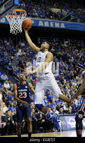 Lexington, KY, États-Unis. Feb 21, 2015. Karl-Anthony Villes du Kentucky (12) marqué sur un layup dans la première moitié de l'Auburn en Alabama men's basketball game à Rupp Arena de Lexington, KY., le 21 février 2015. Photo par Pablo Alcala | Lexington Herald-Leader personnel © ZUMA/wire/Alamy Live News Banque D'Images