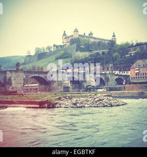 Pont et la forteresse de Marienberg à Würzburg, Allemagne style retro droit filtré Banque D'Images