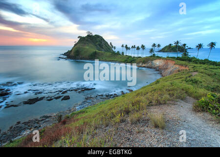 Coucher de soleil sur la plage de Nacpan, aux Philippines Banque D'Images