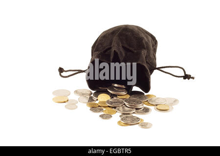 Vieux sac noir avec de l'argent coins isolé sur fond blanc Banque D'Images