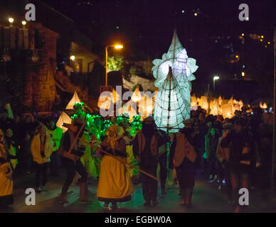 Slaithwaite dans le Yorkshire, UK. 21 Février, 2015. La procession des lanternes sur le thème 'vue' serpente autour du village. C'est le 30e anniversaire de moonraking à Slaithwaite. Crédit : David Preston/Alamy Live News Banque D'Images