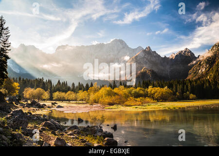 L'automne est à venir dans les Alpes italiennes Banque D'Images