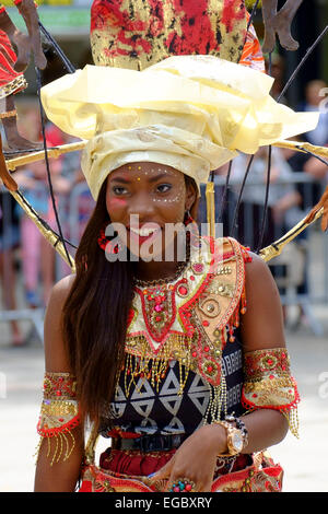 Jeune femme en costume de carnaval des Caraïbes Banque D'Images