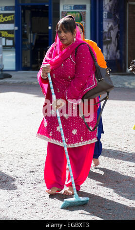 Les femmes sikhes nettoyer le sol avant de procession religieuse Banque D'Images