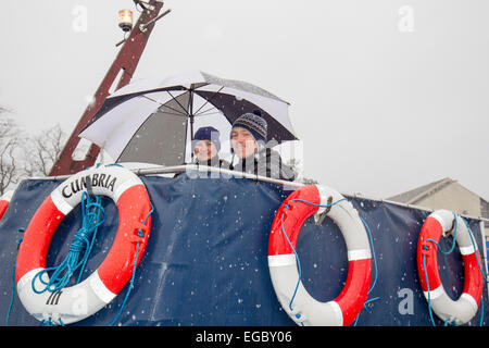 Le lac Windermere, Cumbria, Royaume-Uni. 22 Février, 2015. Météo France : Bowness Bay front sur le lac Windermere .Neige et pluie toursts veulent encore un voyage en bateau .Couple Profitez d'un voyage sur Miss Cumbria 3 sur top deck extérieur Crédit : Gordon Shoosmith/Alamy Live News Banque D'Images