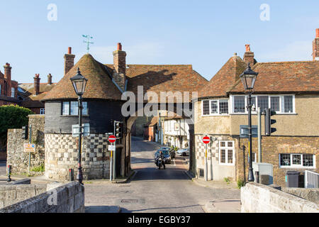 La porte de la ville, Barbican, également connue sous le nom de Davis Gate, la porte du XVe siècle dans l'historique ville médiévale de marché de Sandwich, en Angleterre. Banque D'Images