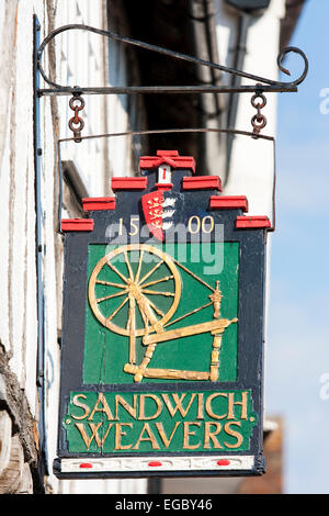 Réplique panneau du XVIe siècle sur la porte d'une maison en bois de plâtre encadrée, '1500, Sandwich tisserands' dans la vieille ville historique de Sandwich, en Angleterre. Banque D'Images