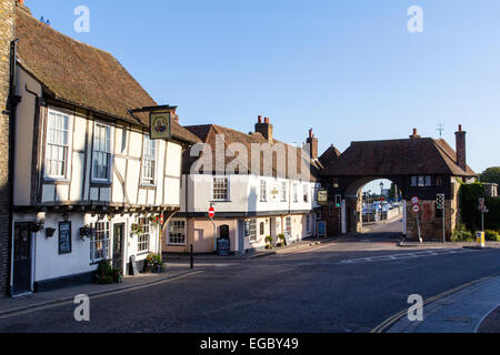 Vue le long de la route vers Sandwich avec le pub Admiral Owen et le pub Crispin, les bâtiments du XVe siècle avec la porte de la ville, le Barbican, ou la porte Davis. Banque D'Images