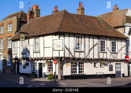 Le pub Admiral Owen, un bâtiment du XVe siècle à pans de bois et de plâtre, dans le village historique de Sandwich, dans le Kent, en Angleterre. Ciel bleu. Banque D'Images