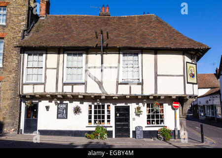 Le pub Admiral Owen, un bâtiment du XVe siècle à pans de bois et de plâtre, dans le village historique de Sandwich, dans le Kent, en Angleterre. Ciel bleu. Banque D'Images