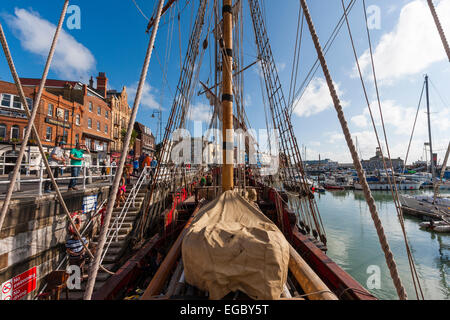 La réplique russe 1703 Frigate, Shtandart amarré au port de Ramsgate. Vue le long de la terrasse jusqu'à la poupe avec des personnes à bord. Banque D'Images