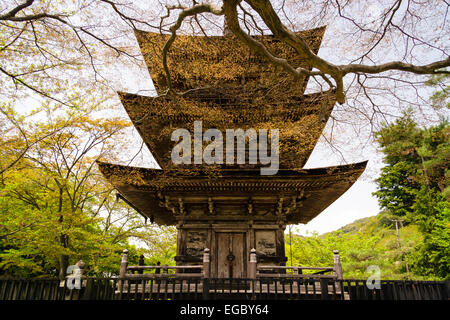 La pagode en bois Koyasu-no-to de trois étages, (c'est-à-dire la naissance facile de l'enfant), vue à travers les branches d'arbres au temple Kiyomizu Dera de Kyoto. Banque D'Images
