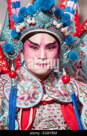 Londres, Royaume-Uni. 22 Février, 2015. Un homme habillé comme un chanteur d'opéra de Pékin prend part à la procession, comme les foules se rassemblent dans et autour de Chinatown pour célébrer l'Année des brebis en regardant le défilé annuel du Nouvel An chinois. Crédit : Stephen Chung/Alamy Live News Banque D'Images