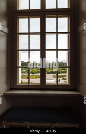 Vue sur les jardins à travers la vitre, musée du palais de Rundale, Lettonie Banque D'Images