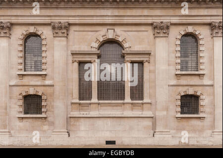 St Martin-in-the-Fields porte un remaniement des gynécologique en dehors des symboles chrétiens Banque D'Images