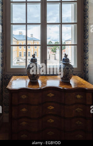 Vue sur les jardins à travers la vitre, musée du palais de Rundale, Lettonie Banque D'Images