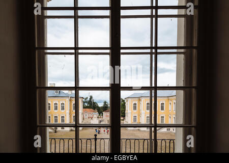 Vue sur les jardins à travers la vitre, musée du palais de Rundale, Lettonie Banque D'Images