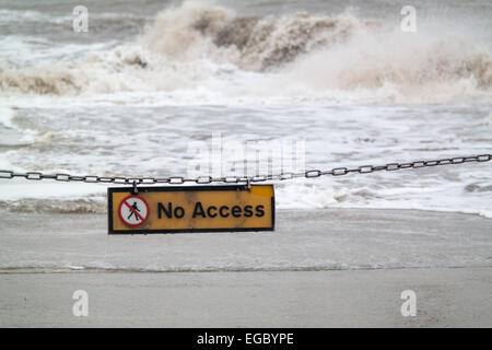 Blackpool, Royaume-Uni. 22 Février, 2015. Météo France : la pluie et le vent se heurte à la marée haute le long de la promenade de Blackpool. La plage est bloqué de l'accès afin d'assurer la sécurité des piétons. Crédit : Gary Telford/Alamy live news Banque D'Images