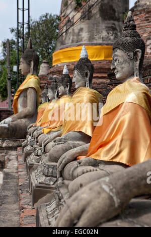 Décorée de statues bouddhiques dans des robes à l'Phra Nakhon Si Ayutthaya ruines 15 février 2015 à Ayutthaya, Thaïlande. Banque D'Images