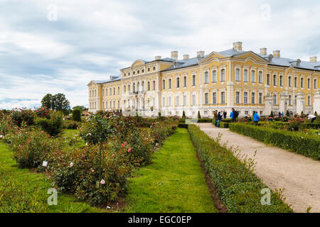 Jardins de Roses, musée du palais de Rundale et Park, Lettonie Banque D'Images