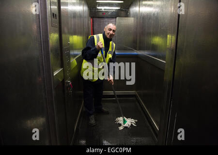 L'homme la serpillière d'un ascenseur ou l'ascenseur dans un immeuble d'appartements à Londres Banque D'Images