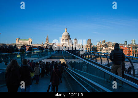 La passerelle du millénaire de Londres Banque D'Images