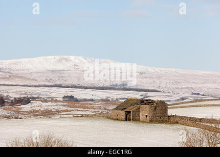 La vue de Ribblesdale de Whernside dans le Yorkshire Dales sur un couvert de neige d'hiver. Banque D'Images