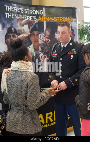 Detroit, Michigan - un recruteur de l'armée américaine parle à des élèves du secondaire dans un collège juste à la deuxième église Ebenezer. Banque D'Images