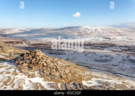 Lumière dorée sur le paysage hivernal et murs en pierre sèche des Yorkshire Dales National Park - Malham face aux. Banque D'Images