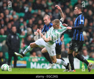 Glasgow, Ecosse. Feb 22, 2015. Scottish Premier League. Celtic contre Hamilton. Michael Devlin parcours retour John Guidetti © Plus Sport Action/Alamy Live News Banque D'Images