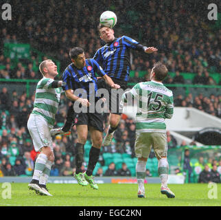 Glasgow, Ecosse. Feb 22, 2015. Scottish Premier League. Celtic contre Hamilton. Michael Devlin efface de John Guidetti et Kris Commons © Plus Sport Action/Alamy Live News Banque D'Images