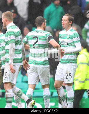 Glasgow, Ecosse. Feb 22, 2015. Scottish Premier League. Celtic contre Hamilton. John Guidetti célèbre avec Stefan Johansen et Johansen a pour objectif d'Action © Plus Sport/Alamy Live News Banque D'Images