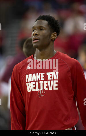 21 février 2015 : Wisconsin Badgers avant Nigel Hayes # 10 se prépare pour le match de basket-ball de NCAA entre le Wisconsin Badgers et Minnesota Golden Gophers au Kohl Center à Madison, WI. Le Wisconsin a battu Minnesota 63-53. John Fisher/CSM Banque D'Images