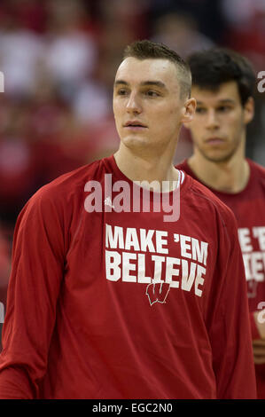 21 février 2015 : Wisconsin Badgers avant Sam Dekker # 15 se prépare pour le match de basket-ball de NCAA entre le Wisconsin Badgers et Minnesota Golden Gophers au Kohl Center à Madison, WI. Le Wisconsin a battu Minnesota 63-53. John Fisher/CSM Banque D'Images