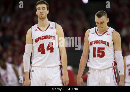 21 février 2015 : Wisconsin Badgers avant Frank Kaminsky # 44 et le Wisconsin Badgers avant Sam Dekker # 15 de marche en arrière sur la cour après un délai d'au cours de la jeu de basket-ball de NCAA entre le Wisconsin Badgers et Minnesota Golden Gophers au Kohl Center à Madison, WI. Le Wisconsin a battu Minnesota 63-53. John Fisher/CSM Banque D'Images