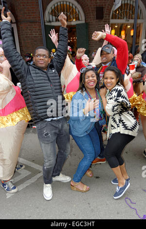 Mardi Gras 2015, danse, St Ann's Parade, Quartier français, la Nouvelle Orléans, Louisiane, USA Banque D'Images