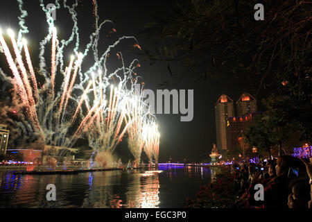 Kaohsiung, Taiwan. 22 Février, 2015. Les gens qui regardent le feu d'artifice pour le nouvel an chinois au Love River de Kaohsiung. Le Nouvel An chinois est un important festival chinois célébré à la fin du calendrier chinois. En Chine, il est également connu comme la Fête du Printemps, la traduction littérale du nom chinois moderne. Crédit : Fabio Nodari/Alamy Live News Banque D'Images