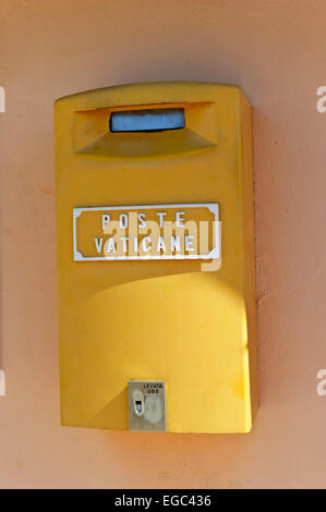 Une boîte aux lettres de couleur vive sur le mur dans la Cité du Vatican, Rome, Italie. Banque D'Images