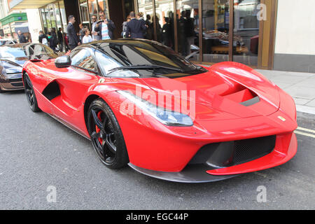 Super voitures garées à l'extérieur de l'hôtel BVLGARI à Londres get tickets de parking. Comprend : Ferrari Où : London, Royaume-Uni Quand : 20 août 2014 Banque D'Images