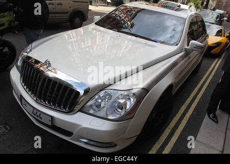 Super voitures garées à l'extérieur de l'hôtel BVLGARI à Londres get tickets de parking. Comprend : Maybach Où : London, Royaume-Uni Quand : 20 août 2014 Banque D'Images