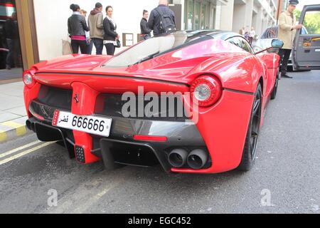 Super voitures garées à l'extérieur de l'hôtel BVLGARI à Londres get tickets de parking. Comprend : Ferrari Où : London, Royaume-Uni Quand : 20 août 2014 Banque D'Images